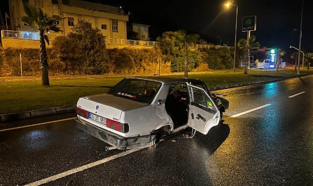 Kaldırıma çarpan otomobilin tekerlekleri yerinden çıktı: 3 yaralı