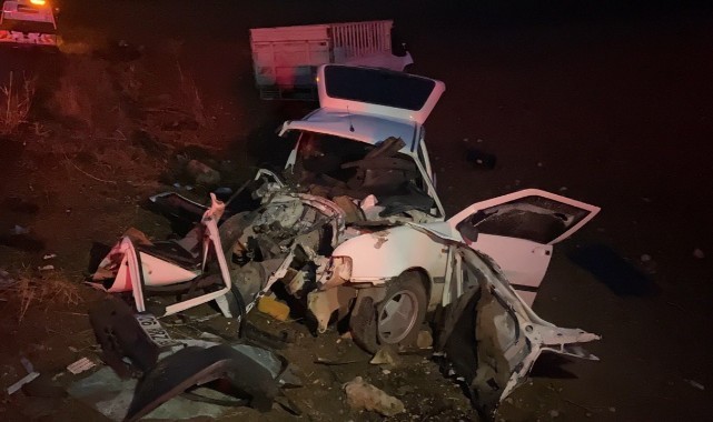 Kamyonet ile otomobil kafa kafaya çarpıştı: 1 ölü, 3 yaralı