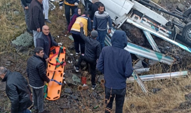 Kamyonet şarampole devrildi: 2 yaralı