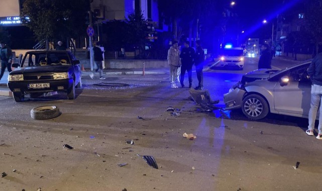 Kavşağa kontrolsüz giren otomobiller çarpıştı