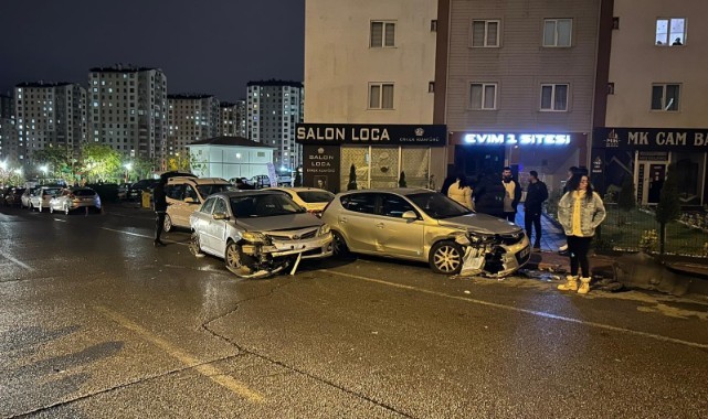 Kazaya karışan otomobil park halindeki 3 otomobile çarptı