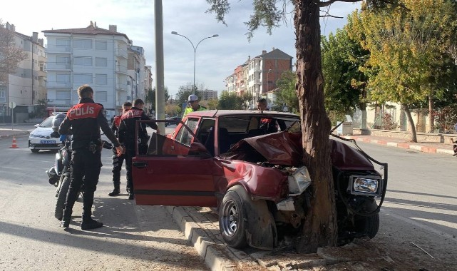 Kontrolden çıkan otomobil ağaca çarparak durabildi