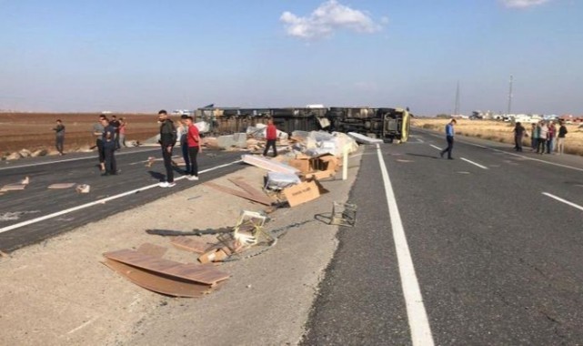 Mardin’de mobilya yüklü tır devrildi: yaralı var