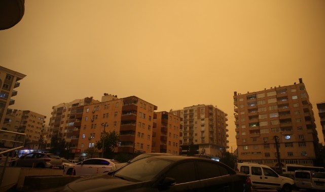 Mardin'de yağış, fırtına ve toz taşınımı etkili oldu