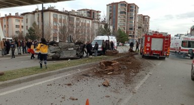 Önce çarptı sonra takla attı: 3 yaralı