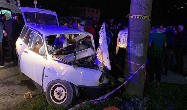 Otomobil elektrik direğine çarptı: 4 yaralı