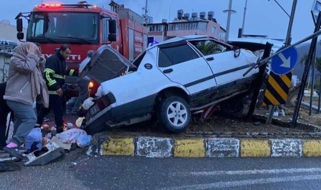 Otomobil elektrik direğine çarptı: 4 yaralı