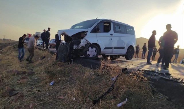 Otomobil ile hafif ticari araç çarpıştı: 2'si ağır 6 yaralı