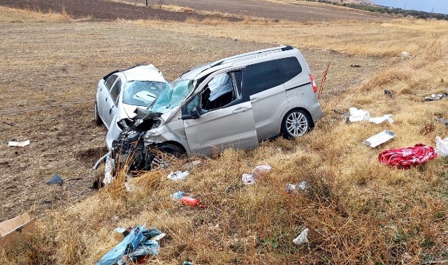 Otomobil önce tıra ardından hafif ticari araca çarptı: 3 yaralı