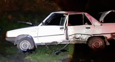 Otomobiller çarpıştı: sürücü yaralandı