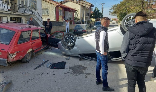 Park halindeki araca çarpan otomobil ters döndü