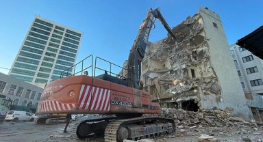 Şanlıurfa'da ağır hasarlı binaların yıkımı sürüyor