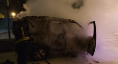 Seyir halindeki kamyonet alev topuna döndü