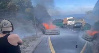 Seyir halindeki otomobil alev topuna döndü
