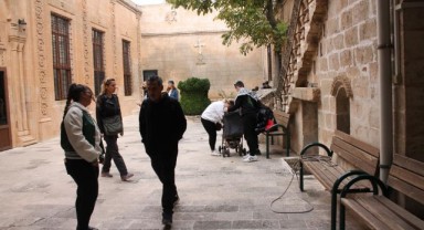 Tatili fırsata çeviren turistlerden tarihi yapılara yoğun ilgi