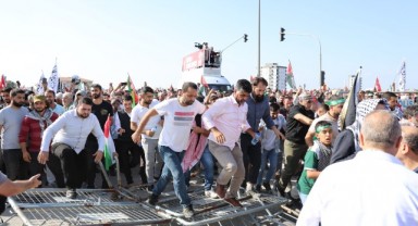 Vatandaşlar İsrail ve ABD'yi protesto etmek için İncirlik Üssü'ne gitti