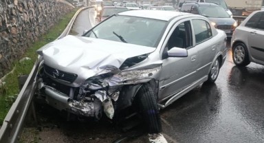 Yağış sebebiyle otomobil bariyerlere çarptı
