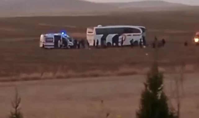 Yolcu otobüsü traktöre çarptı: 8 yaralı