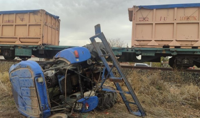 Yük treni traktörle çarpıştı: ölü ve yaralılar var