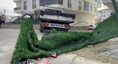 Yüksek tansiyon beraberinde kaza getirdi: sürücü yaralandı