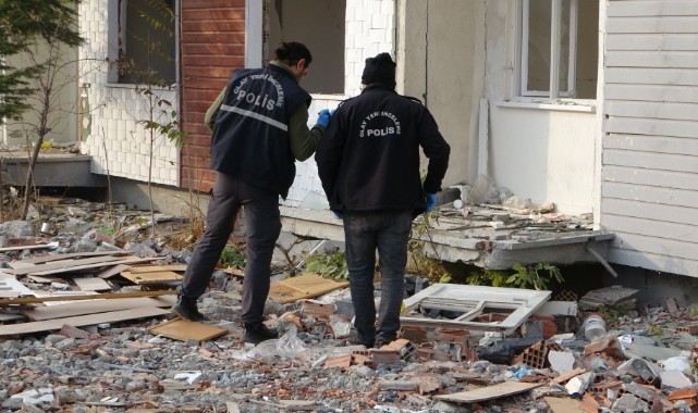 Ağır hasarlı binada söktüğü kapı ile 4. kattan aşığı düştü