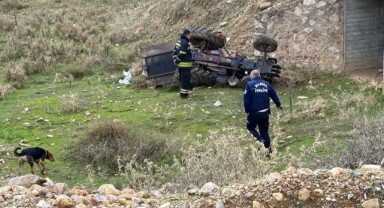 Alaşehir'de traktör devrildi: 1 ölü, 1 yaralı