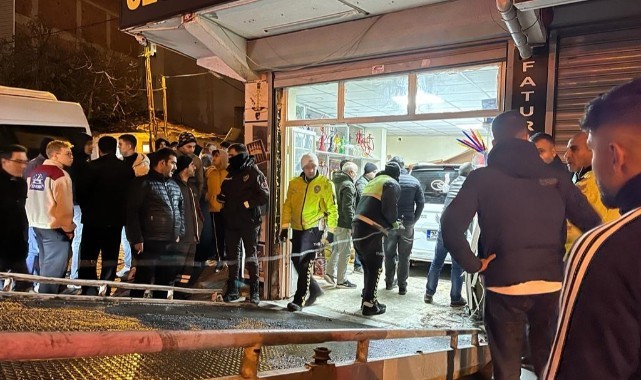 Araç tütüncü dükkanına girdi: 2 yaralı