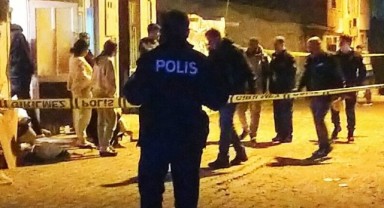 Araçla girdikleri sokakta bir evi kurşun yağmuruna tuttular