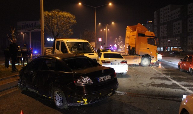 Araçlar karşı yola geçti, ortalık savaş alanına döndü: 1 yaralı