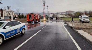 Bingöl'de kamyonet kaza yaptı