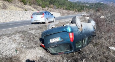 Bolu’da otomobil şarampole devrildi: 2 yaralı