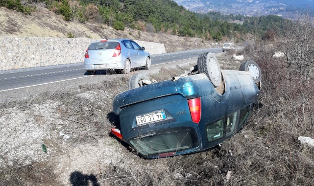 Bolu’da otomobil şarampole devrildi: 2 yaralı