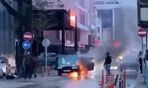 Bursa’da seyir halindeki otomobil alevlere teslim oldu