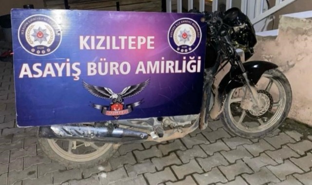 Çalıntı motosikletle yakalanan 2 kişi gözaltına alındı