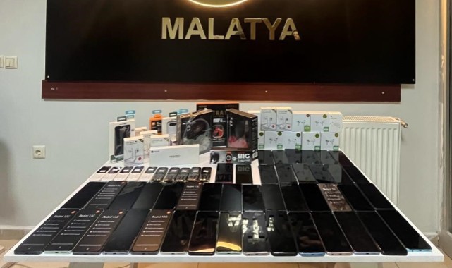 Çok sayıda kaçak cep telefonu ele geçirildi