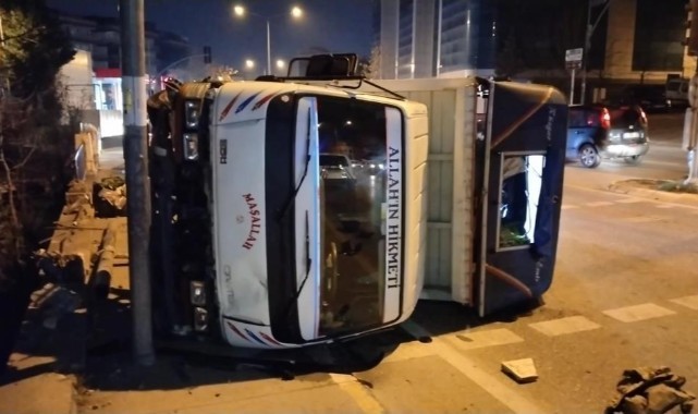 Direksiyon hakimiyeti kaybedilen kamyon devrildi