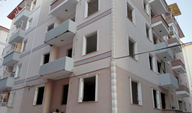 Duvarı delerek girdikleri dairelerde ne var yok götürdüler