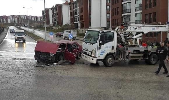 Elazığ’da arızalı araç ile otomobil çarpıştı: yaralılar var