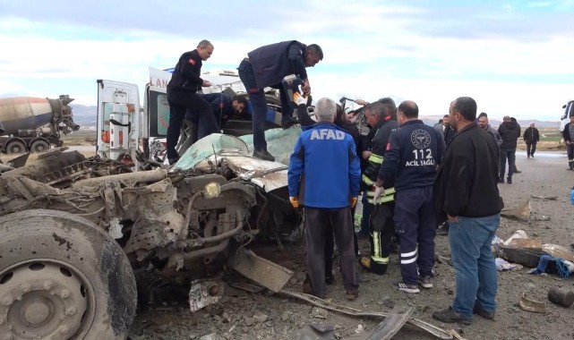 Elazığ’da iki kamyon çarpıştı: 2 ağır yaralı