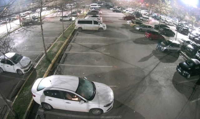 Elindeki taşla açık otoparktaki 35 aracın camını kırdı