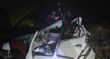 Emniyet şeridinde bekleyen otomobile tır çarptı: 1 ölü, 1 yaralı