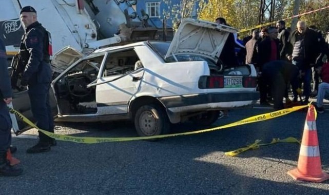 Feci kaza! Otomobil çöp kamyonuna çarptı: 2 ölü, 2 ağır yaralı