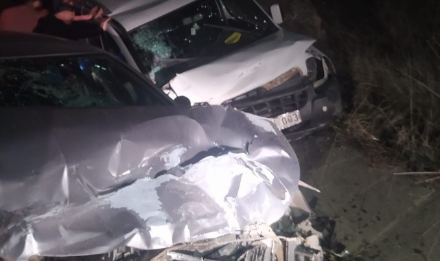 Hafif ticari araç ile otomobil çarpıştı: 1 ölü, 5 yaralı