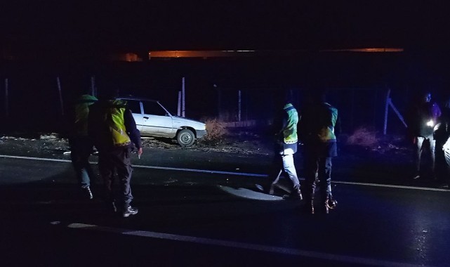 Hafif ticari araç park halindeki otomobile çarptı: 1 yaralı