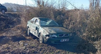 Hafif ticari araçla çarpışan otomobil tarlaya uçtu: 1 yaralı