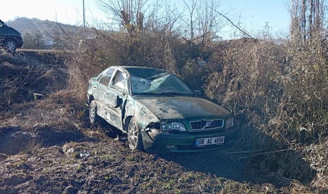 Hafif ticari araçla çarpışan otomobil tarlaya uçtu: 1 yaralı