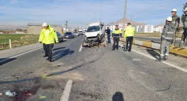 Hafriyat kamyonu otomobille çarpıştı: 1'i ağır 3 yaralı