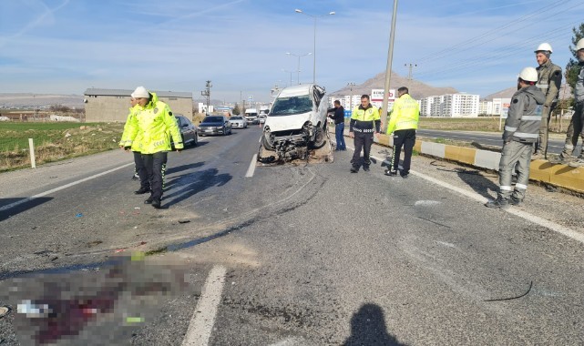 Hafriyat kamyonu otomobille çarpıştı: 1'i ağır 3 yaralı