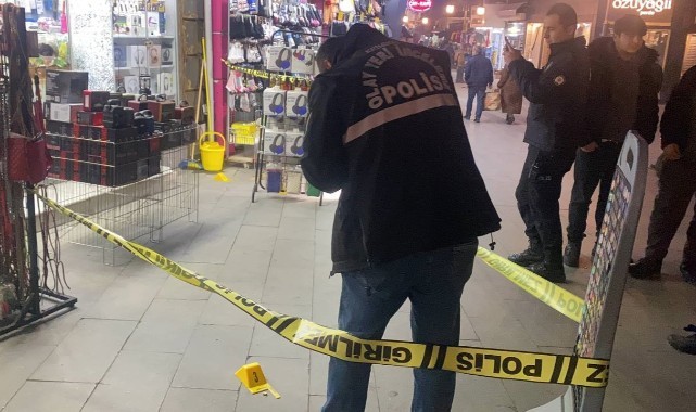 Husumetli olduğu şahsı görünce peş peşe tetiğe bastı: 2 yaralı