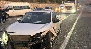 İki otomobil çarpıştı: 1 yaralı
